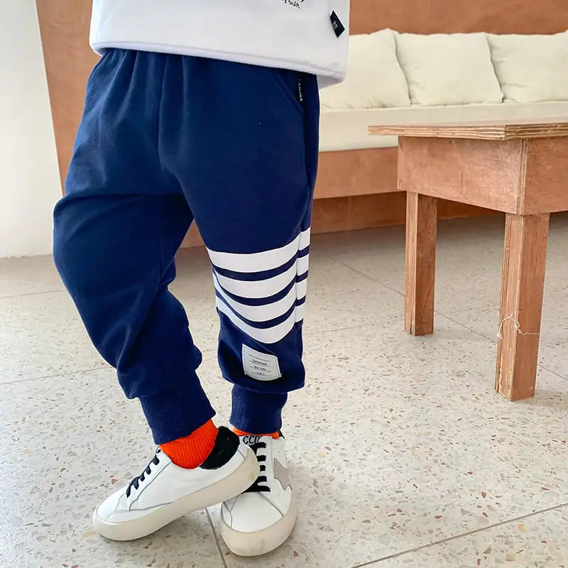 Blue boys' casual sports trousers by Alvionz.de, comfortable fit, suitable for active wear, and designed for everyday casual style.