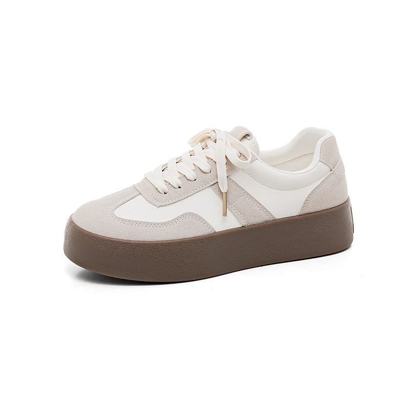 Men's casual flat-soled sneakers by Agate, featuring a versatile design and comfortable flat sole, shown in a stylish side view.