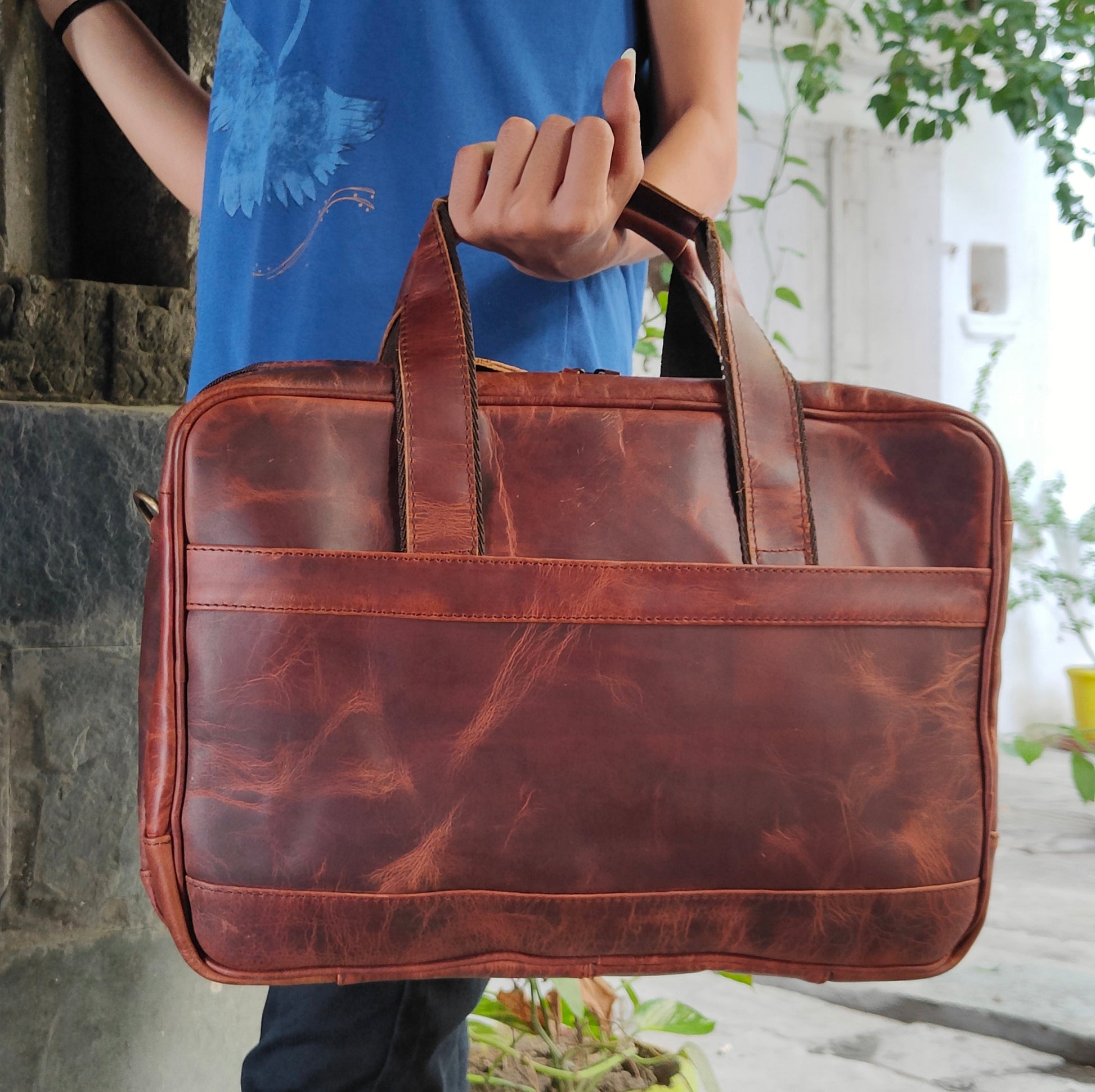 Salmon Alder 15-inch laptop messenger bag for men and women, stylish office briefcase with adjustable strap and multiple compartments.