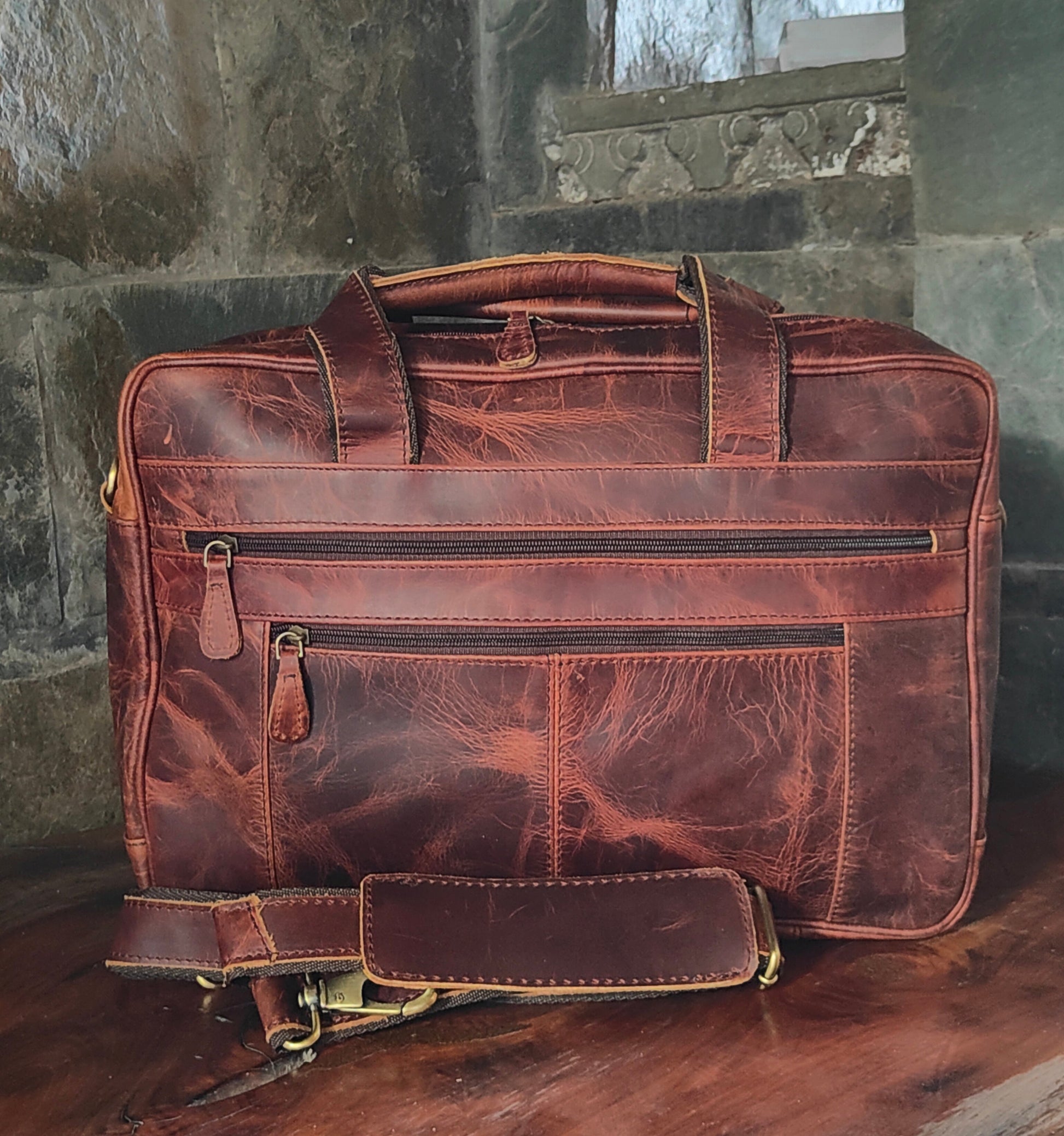 Salmon Alder 15-inch laptop messenger bag for men and women, stylish office briefcase with adjustable shoulder strap.