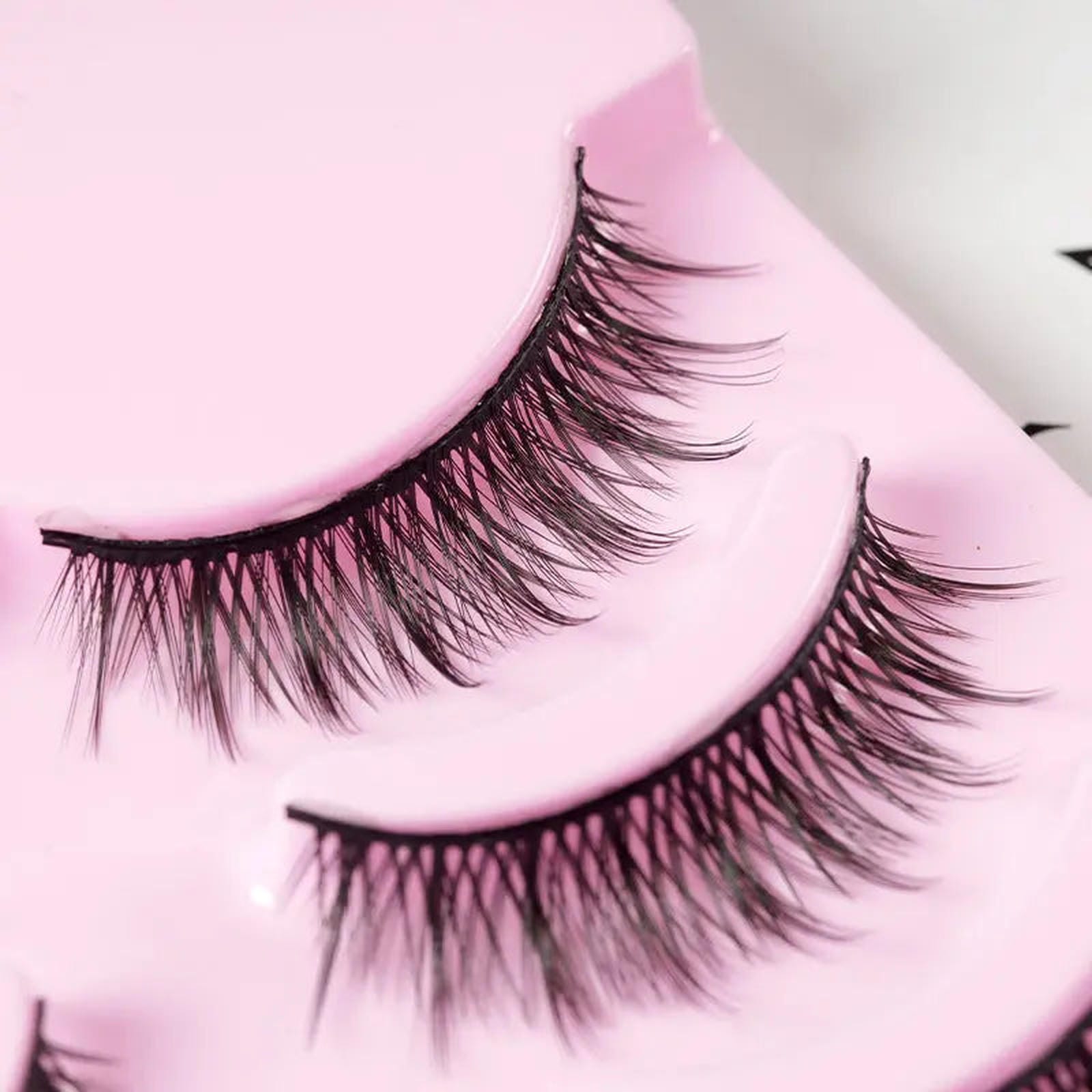 Set of five natural wispy manga lashes by Trendsi, perfect for anime cosplay and Korean-inspired makeup looks.